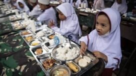 Potret siswa sekolah sedang makan bergizi gratis. Foto: MC Kalsel