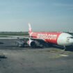 Pesawat AirAsia. Foto: Samuel T / Unsplash