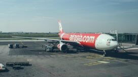 Pesawat AirAsia. Foto: Samuel T / Unsplash