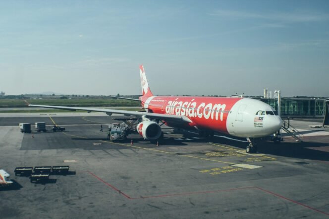 
 Pesawat AirAsia. Foto: Samuel T / Unsplash