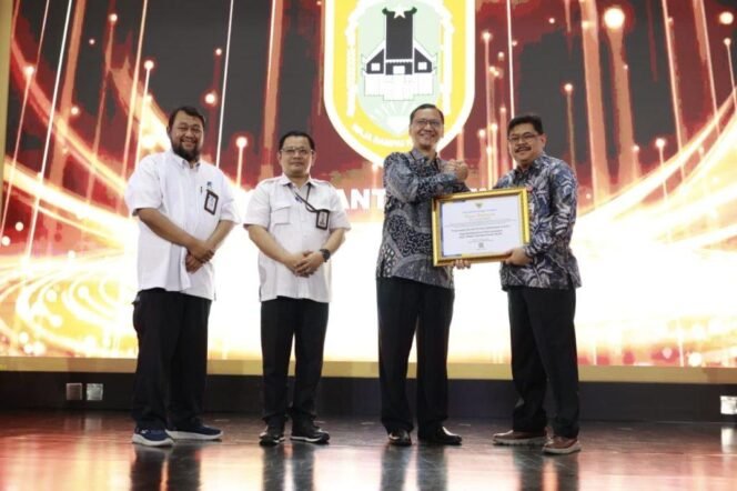 
 Pemprov Kalsel kembali menorehkan prestasi di tingkat nasional dalam bidang kearsipan, Selasa (21/10/2025). Foto: MC Kalsel