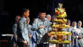 Gubernur Kalsel H Muhidin saat memotong tumpeng di puncak Harjad 499 Kota Banjarmasin, didampingi Wali Kota dan Wakil Wali Kota Banjarmasin, Selasa (30/9/2025) malam. Foto: MC Kalsel