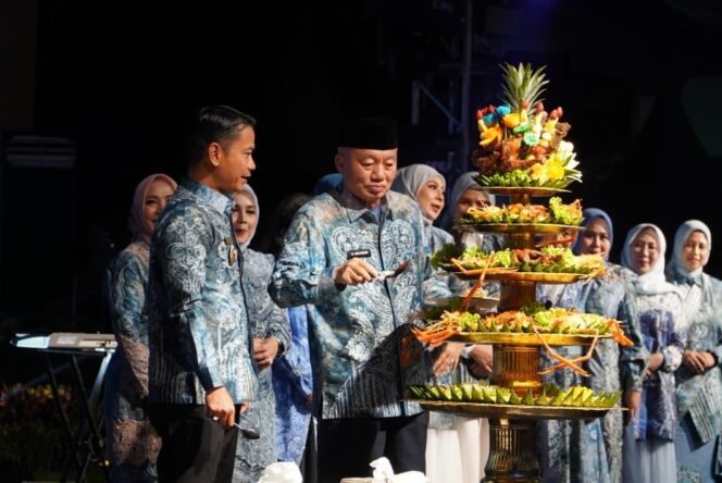 
 Gubernur Kalsel H Muhidin saat memotong tumpeng di puncak Harjad 499 Kota Banjarmasin, didampingi Wali Kota dan Wakil Wali Kota Banjarmasin, Selasa (30/9/2025) malam. Foto: MC Kalsel