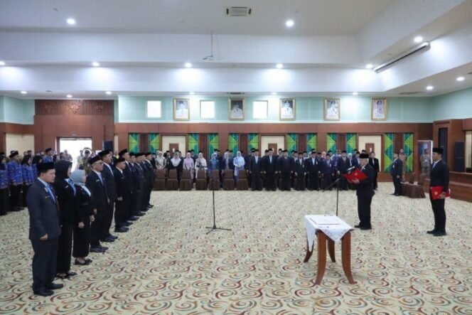 
 Gubernur Kalimantan Selatan, H Muhidin, melantik 11 Pejabat Tinggi Pratama di lingkungan Pemerintah Provinsi (Pemprov) Kalsel, Senin (13/10/2025). Foto: MC Kalsel