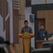 Wakil Bupati Balangan saat menyampaikan Raperda APBD 2026 dan lima Raperda pada Propemperda 2025 di rapat paripurna DPRD. (foto: InfoPublik.id)
