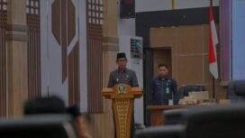 Wakil Bupati Balangan saat menyampaikan Raperda APBD 2026 dan lima Raperda pada Propemperda 2025 di rapat paripurna DPRD. (foto: InfoPublik.id)