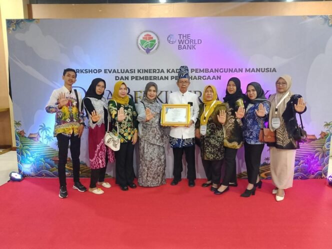 
 Desa Lokgabang Kabupaten Banjar, berhasil meraih Peringkat 1 Desa Berkinerja Baik Regional 2 Nasional dalam ajang Penilaian Konvergensi Pencegahan dan Percepatan Penurunan Stunting 2025. Foto: istimewa