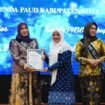Bunda PAUD Kabupaten Banjar, Hj Nurgita Tiyas, menerima penghargaan dari HIMPAUDI Provinsi Kalsel, di Banjarmasin, Sabtu (11/10/2025). Foto: MC Kominfo Banjar