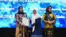 Bunda PAUD Kabupaten Banjar, Hj Nurgita Tiyas, menerima penghargaan dari HIMPAUDI Provinsi Kalsel, di Banjarmasin, Sabtu (11/10/2025). Foto: MC Kominfo Banjar