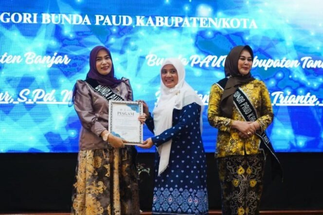 
 Bunda PAUD Kabupaten Banjar, Hj Nurgita Tiyas, menerima penghargaan dari HIMPAUDI Provinsi Kalsel, di Banjarmasin, Sabtu (11/10/2025). Foto: MC Kominfo Banjar