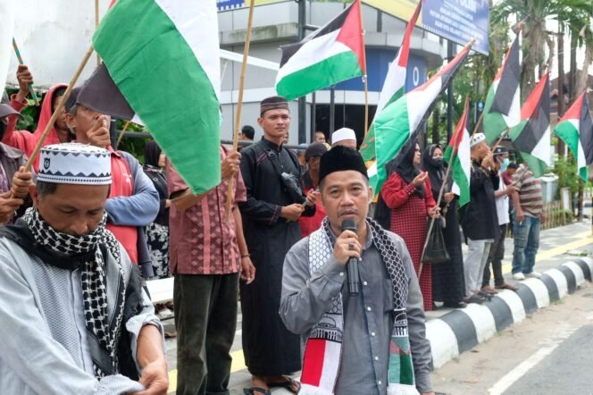 
 Aksi Damai di Banjarmasin Bela Palestina dan Seruan Boikot Produk Israel