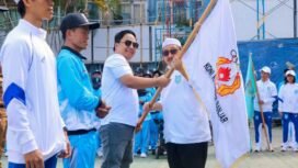Penyerahan bendera simbol pelepasan Kontingen Kabupaten Banjar yang akan berlaga di Porprov Kalsel 2025. Pelepasan berlangsung di halaman belakang Kantor Bupati Banjar, Senin (20/10/2025) pagi. 
