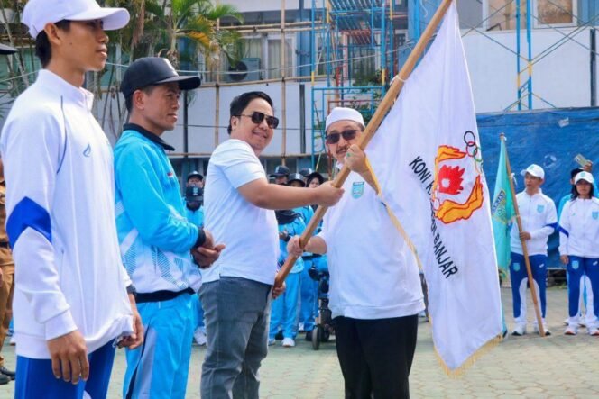 
 Penyerahan bendera simbol pelepasan Kontingen Kabupaten Banjar yang akan berlaga di Porprov Kalsel 2025. Pelepasan berlangsung di halaman belakang Kantor Bupati Banjar, Senin (20/10/2025) pagi. 