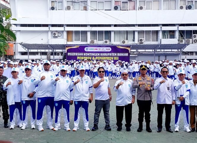 
 Momen berfoto bersama usai pelepasan atlet Kabupaten Banjar menunu Porprov Kalsel 2025, Senin (20/10/2025). Foto: Hendra