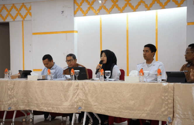 
 Satgas Percepatan Pelaksanaan Program MBG Kabupaten Banjar menggelar Rakor dengan seluruh SPPG, di Aula Berlian Guest House Sultan Sulaiman, Martapura, Selasa (14/10/2025). Foto: MC Kominfo Banjar