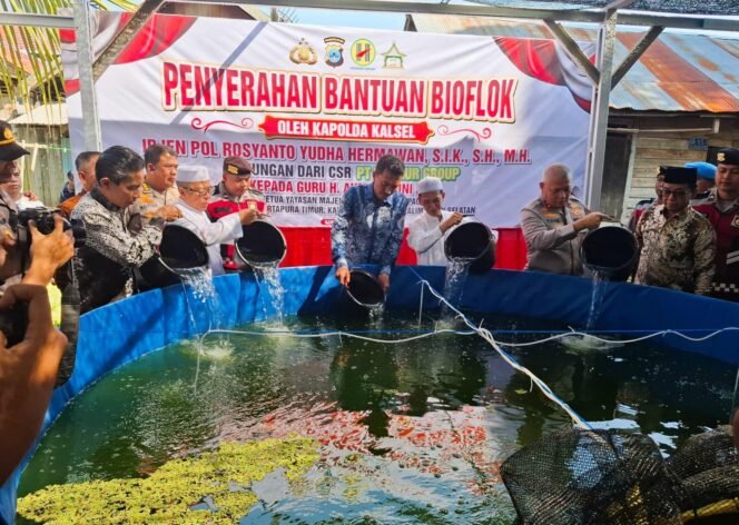 
 Polda Kalsel Serahkan 20 Kolam Bioflok kepada Yayasan Majelis Arsyadi Dalam Pagar