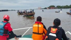 Tim SAR gabungan berhasil menemukan korban insiden kelotok tenggelam di Sungai Barito, Kalimantan Selatan (Kalsel) Sabtu (4/10/2025) sore. Foto: Basarnas Banjarmasin