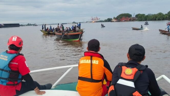 
 Tim SAR gabungan berhasil menemukan korban insiden kelotok tenggelam di Sungai Barito, Kalimantan Selatan (Kalsel) Sabtu (4/10/2025) sore. Foto: Basarnas Banjarmasin