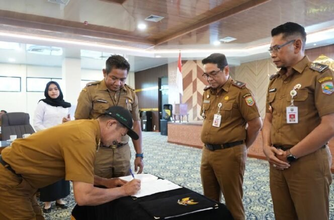 
 Kejar Target 85 Persen, Pemkab Kotabaru Teken Komitmen Tindak Lanjut Rekomendasi BPK
