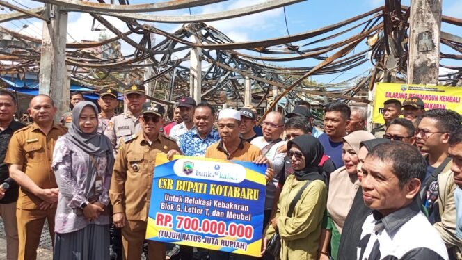 
 Bupati Kotabaru Serahkan Bantuan Kebakaran Pasar Kemakmuran Rp700 Juta