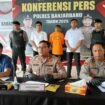 Polres Banjarbaru gelar konferensi pers pengungkapan kasus pembuangan bayi di Jalan Rosela, Kelurahan Kemuning, Selasa (14/10/2025). 