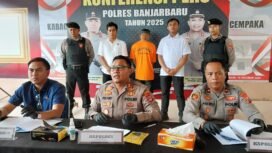 Polres Banjarbaru gelar konferensi pers pengungkapan kasus pembuangan bayi di Jalan Rosela, Kelurahan Kemuning, Selasa (14/10/2025). 