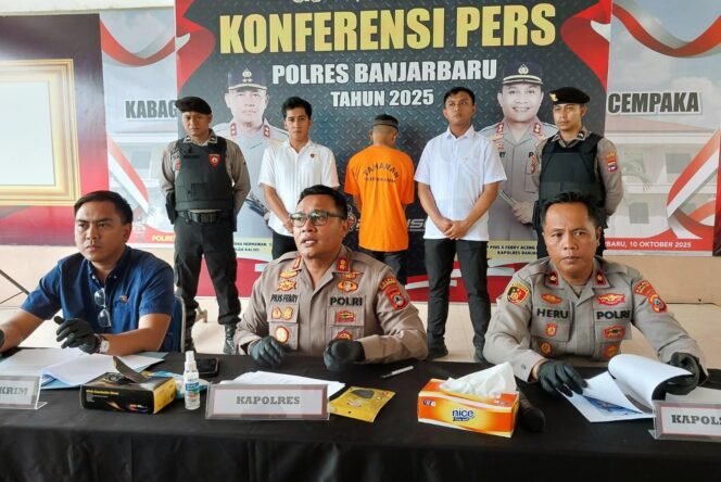 
 Polres Banjarbaru gelar konferensi pers pengungkapan kasus pembuangan bayi di Jalan Rosela, Kelurahan Kemuning, Selasa (14/10/2025). 