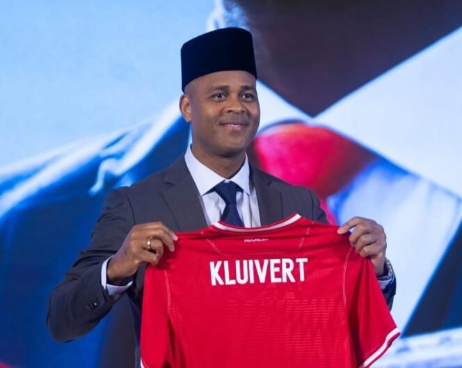 
 Patrick Kluivert saat pertama kali diperkenalkan sebagai pelatih kepala Timnas Indonesia. Foto: istimewa