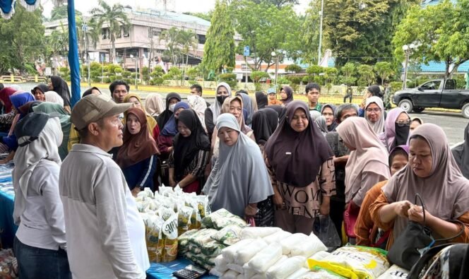 
 Pemkab Kotabaru menggelar Gerakan Pangan Murah dalam rangka Hari Pangan Sedunia (HPS) ke-45, di Objek Wisata Siring Laut, Kamis (16/10/2025).