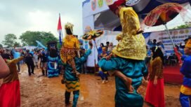 Karnaval peserta karang taruna yang menampilkan budaya Pengantin Bausung
