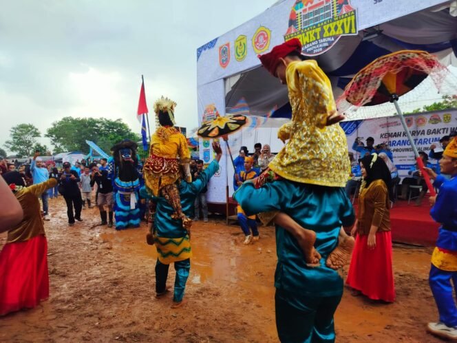 
 Karnaval peserta karang taruna yang menampilkan budaya Pengantin Bausung