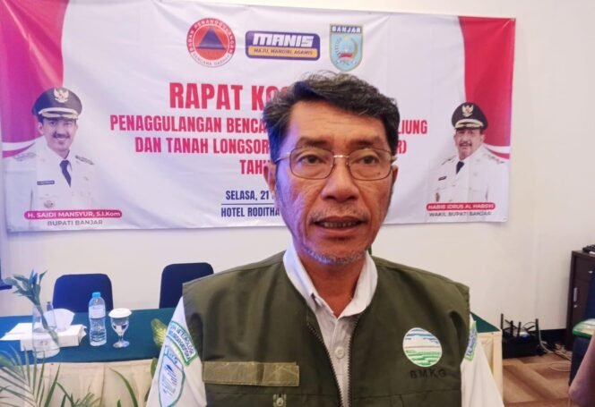 
 Kepala Stasiun Klimatologi Kelas I BMKG Kalsel, Klaus Johannes Apoh Damanik. Foto: Haris