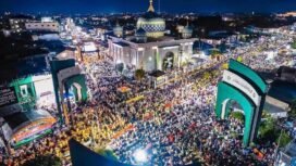 Haul ke-20 Abah Guru Sekumpul pada Minggu (5/1/2025) malam. Gambar diambil dari simpang empat yang berjarak kurang lebih 700 meter dari Musala Ar-Raudhah Sekumpul. Foto: Instagram/@akirbiiboo