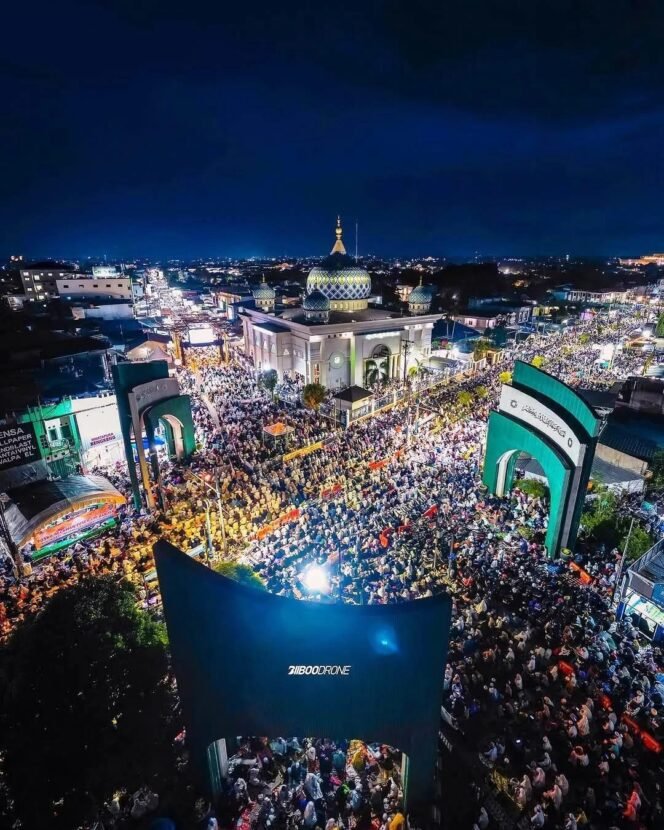 
 Haul ke-20 Abah Guru Sekumpul pada Minggu (5/1/2025) malam. Gambar diambil dari simpang empat yang berjarak kurang lebih 700 meter dari Musala Ar-Raudhah Sekumpul. Foto: Instagram/@akirbiiboo