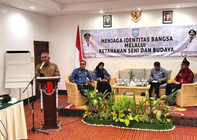 
 Ketua Dewan Penasehat Forum Pembauran Kebangsaan (FPK) Kabupaten Banjar, H. Mansyur saat menghadiri FGD Ketahanan Seni Budaya, yang digelar Badan Kesbangpol Banjar, di Hotel Rodhita Banjarbaru, Selasa (28/10/2025). Foto: Haris