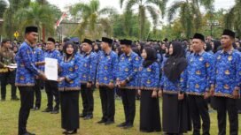 Bupati Banjar H Saidi Mansyur menyerahkan SK Pengangkatan PPPK Paruh Waktu kepada 1.664 orang, Kamis (30/10/2025). Foto: RSB
