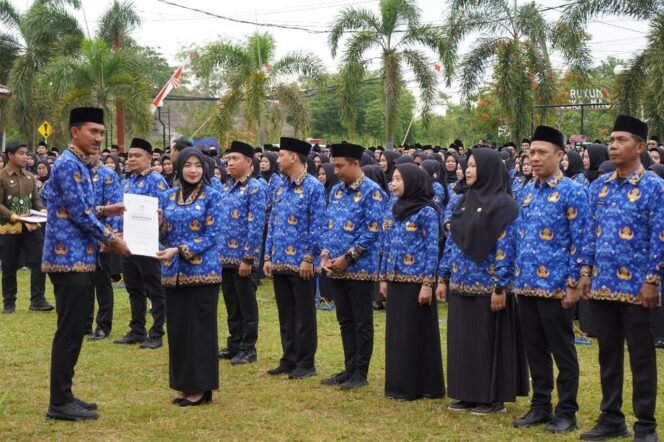 
 Bupati Banjar H Saidi Mansyur menyerahkan SK Pengangkatan PPPK Paruh Waktu kepada 1.664 orang, Kamis (30/10/2025). Foto: RSB
