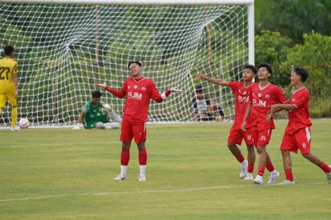
 Tim Kabupaten Banjar saat berseleberasi usai mencetak gol ke gawang Tim Tabalong, di Lapangan Jorong, Tanah Laut, Jumat (31/10/2025). Foto: istimewa