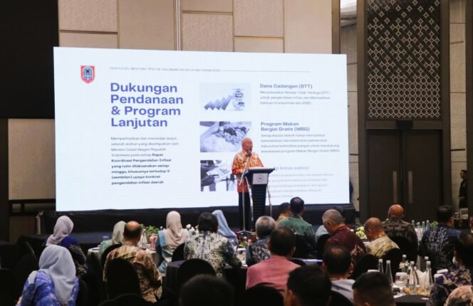 
 Pemprov Kalsel bersama BI, dan pemangku kepentingan, menggelar High Level Meeting (HLM) Tim Pengendalian Inflasi Daerah (TPID) di Surabaya, Jawa Timur, Rabu (15/10/2025). Foto: MC Kalsel