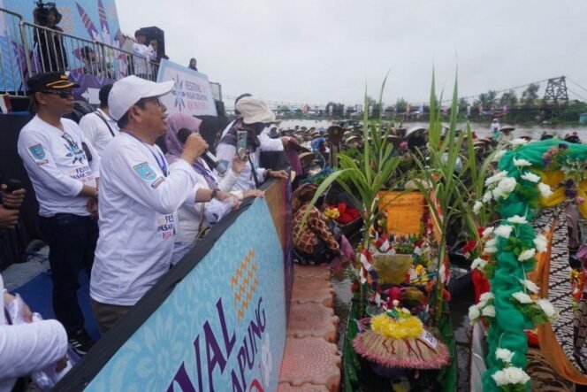 
 Festival Pasar Terapung Lok Baintan 2025 di Desa Lok Baintan, Kecamatan Sungai Tabuk, Minggu (9/11/2025). Foto: RSB