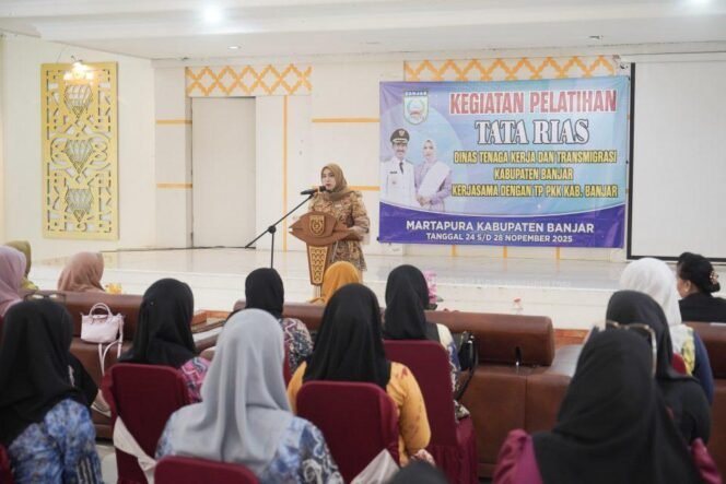 
 Dorong Wirausaha Lokal, Disnakertrans dan TP PKK Banjar Gelar Pelatihan Tata Rias