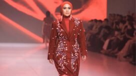 Siti Mahmudah, MUA asal Kalsel menjadi salah satu dari sembilan Miracle Models yang melenggang di panggung bergengsi Jakarta Fashion Week (JFW) 2026. Foto: cahaya_bo/instagram