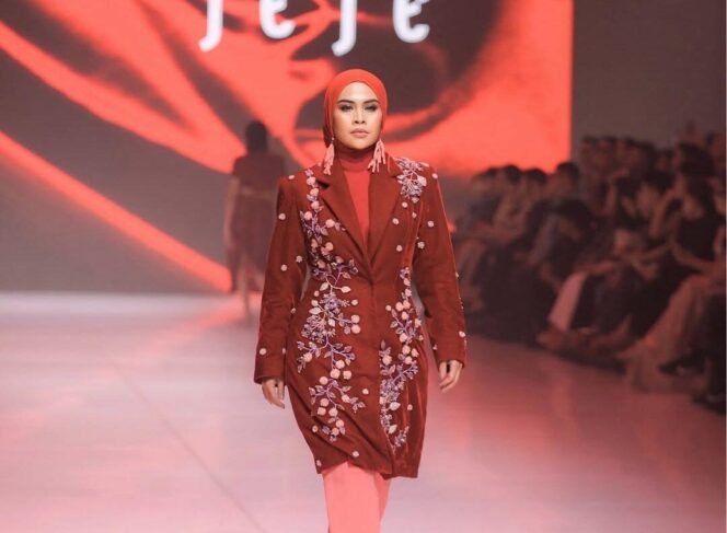 
 Siti Mahmudah, MUA asal Kalsel menjadi salah satu dari sembilan Miracle Models yang melenggang di panggung bergengsi Jakarta Fashion Week (JFW) 2026. Foto: cahaya_bo/instagram