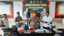 Kapolres Banjarbaru, AKBP Pius X Febry Aceng Loda (tengah), didampingi Kasat Reskrim (kanan) saat konferensi pers, Senin (17/11/2025). Foto: Hendra