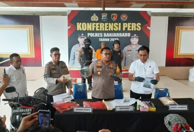 
 Kapolres Banjarbaru, AKBP Pius X Febry Aceng Loda (tengah), didampingi Kasat Reskrim (kanan) saat konferensi pers, Senin (17/11/2025). Foto: Hendra
