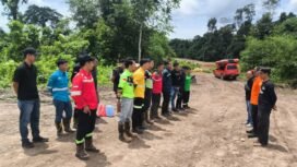 Basarnas Banjarmasin mengerahkan tim untuk mencari Khairan Tomy (28), penambang emas yang dilaporkan terseret arus kuat di Sungai Desa Mangkalapi, Teluk Kepayang pada Sabtu (22/11) malam. Foto: Humas Basarnas Banjarmasin.