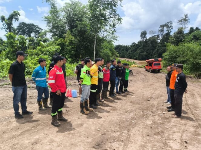
 Basarnas Banjarmasin mengerahkan tim untuk mencari Khairan Tomy (28), penambang emas yang dilaporkan terseret arus kuat di Sungai Desa Mangkalapi, Teluk Kepayang pada Sabtu (22/11) malam. Foto: Humas Basarnas Banjarmasin.
