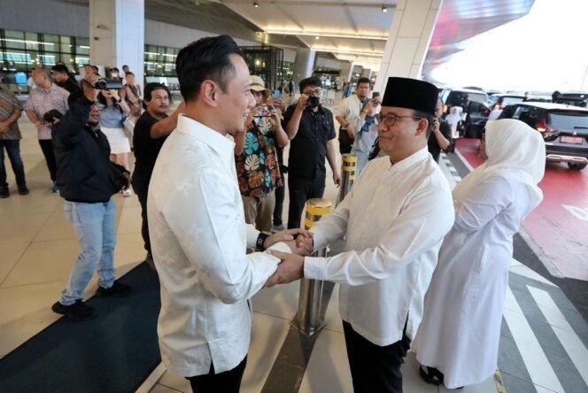 
 Momen Ketua Umum Partai Demokrat, Agus Harimurti Yudhoyono (AHY) melepas keberangkatan Bakal Calon Presiden (Bacapres) Koalisi Perubahan, Anies Baswedan untuk menunaikan Ibadah Haji 1444 H, di Bandara Soekarno-Hatta, Tangerang, Kamis (22/6/2023). Foto: istimewa