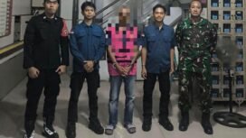 Tersangka di dampingi petugas Kejaksaan Negeri Balangan . Foto: Ist