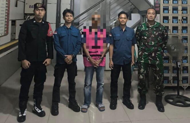
 Tersangka di dampingi petugas Kejaksaan Negeri Balangan . Foto: Ist